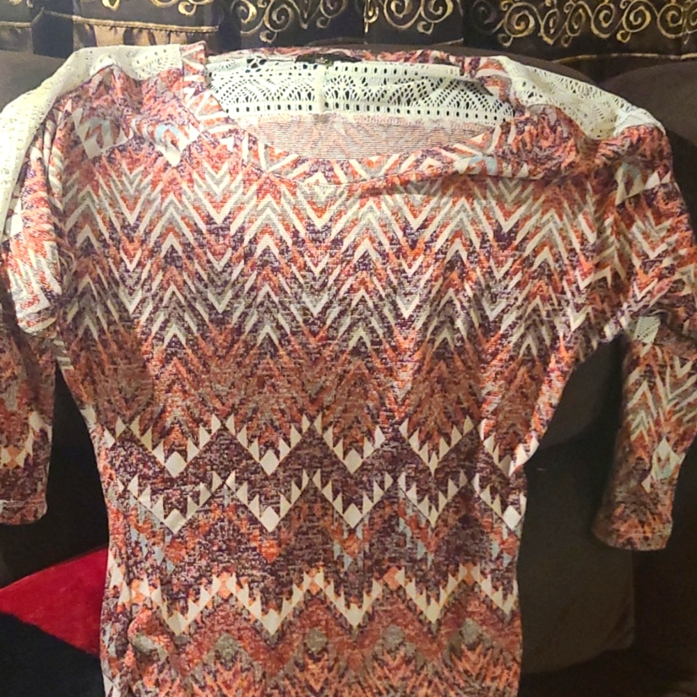 Shirt light material with some lace 3/4 sleeves